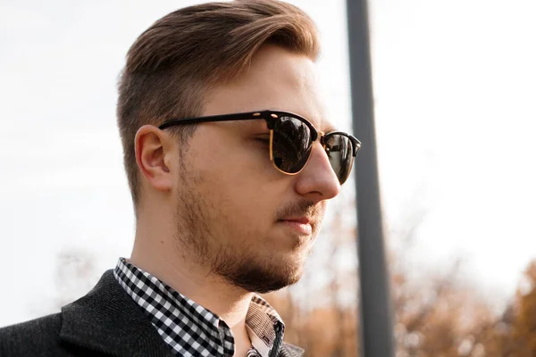 Buitenportret van een jonge man met een zonnebril — Stockfoto