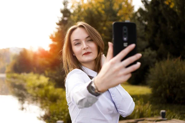 Selfie çeken neşeli genç bir kadının portresi. — Stok fotoğraf