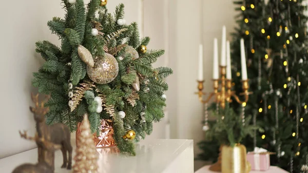 La mattina di Natale. Appartamenti classici con interni bianchi, albero decorato — Foto Stock