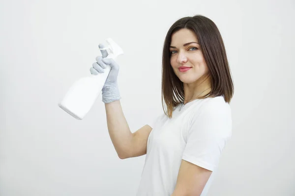 La mujer sostiene la botella del aerosol - antiséptico o detergente como armas. Concepto de salud — Foto de Stock