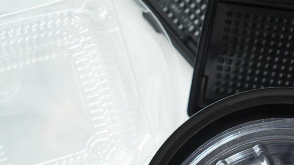 Schwarz und weiß Kunststoff-Lebensmittelbehälter auf weißem Hintergrund — Stockfoto