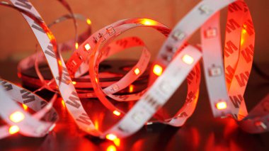 Kırmızı öncü aydınlatma. Siyah arkaplanda LED şeridi