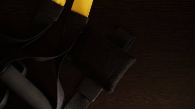 Evdeki siyah ahşap arka plan eğitiminin askıya alınma görüntüsü - Evde spor