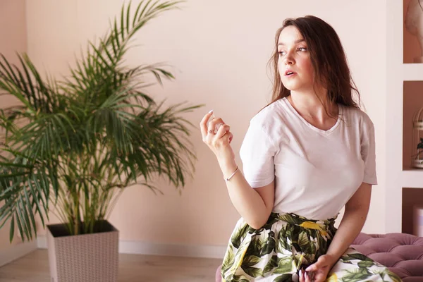 Hermosa joven con botella de perfume en casa - vestidor — Foto de Stock