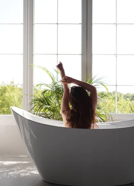 Портрет стройненькой женщины у окна в ванной — стоковое фото