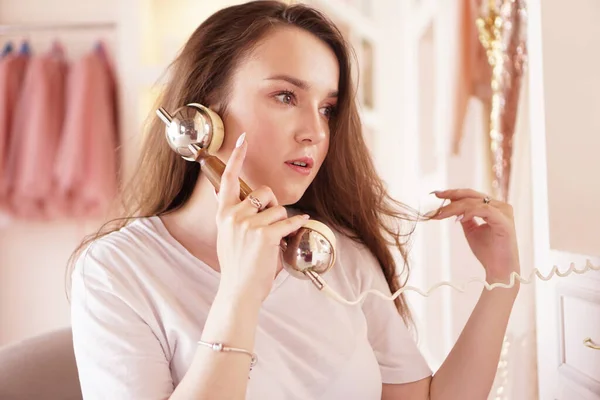 Une femme parle au téléphone. combiné téléphonique dans un style rétro — Photo