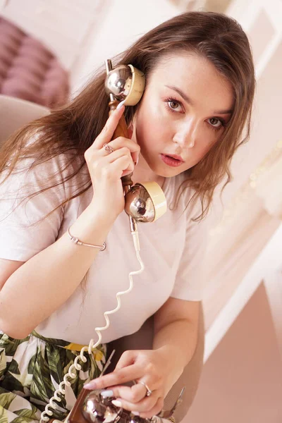 Uma mulher fala ao telefone. auscultador de telefone em estilo retro — Fotografia de Stock