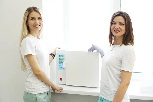 Calor seco para instrumentos de esterilização. Dois mestres amistosos de um salão de beleza — Fotografia de Stock