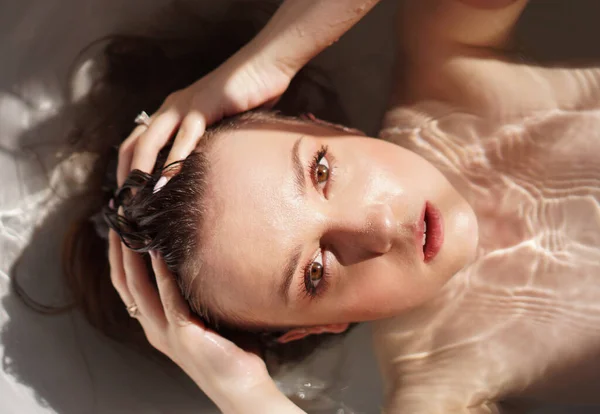 Top kilátás gyönyörű fiatal nő fürdés — Stock Fotó