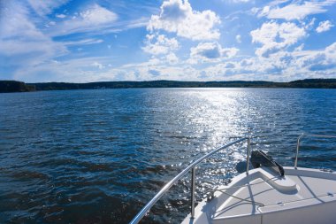 Deniz manzaralı güzel bir yat yayı.