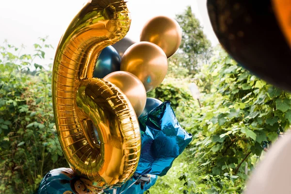 Composición de globos de helio oro y azul - gran figura de seis —  Fotos de Stock