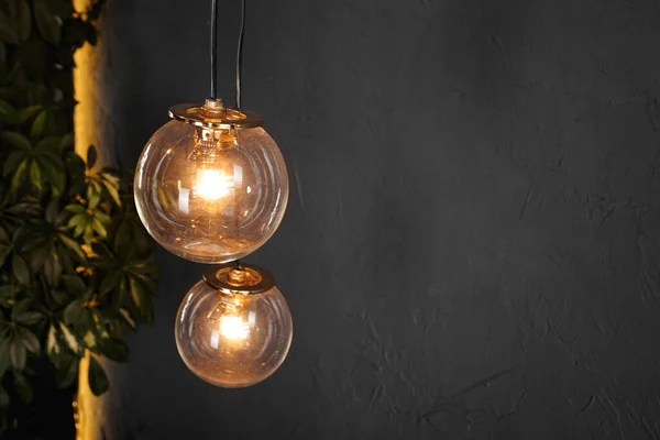 壁の背景に対する装飾的な光タングステン電球 — ストック写真