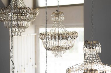 Güzel kristal avize bir odada