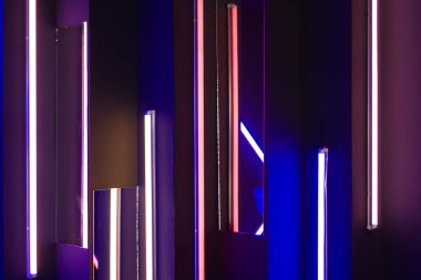 Tuğla duvarları ve neon ışıkları olan boş bir odanın arka planı