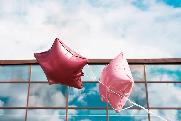 Rosa ballonger som stjärna i blå himmel — Stockfoto