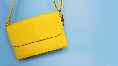 Sarı moda kadın çantası mavi üzerine.