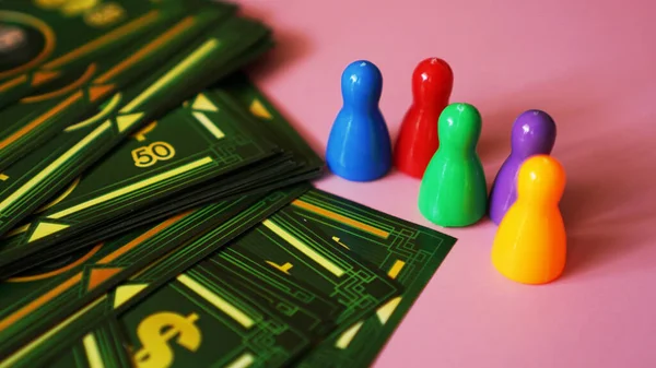 Gioco da tavolo Monopoli con denaro e chip di plastica. Nessun logo o marchi visibili — Foto Stock