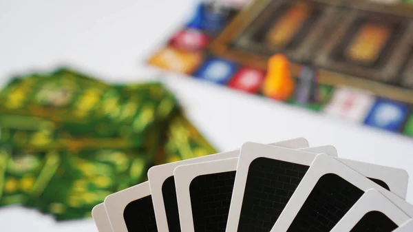 01-09-2020 Minsk, Bielorrusia Juego de mesa Monopolio con dinero. Sin logotipos ni marcas visibles —  Fotos de Stock