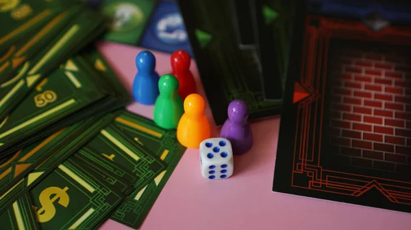 01-09-2020 Minsk, Bělorusko Desková hra Monopoly s penězi a plastovými žetony — Stock fotografie