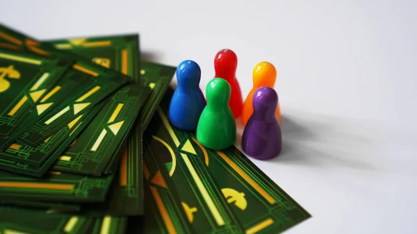 01-09-2020 Minsk, Weißrussland Brettspiel Monopoly mit Geld und Plastikchips — Stockfoto