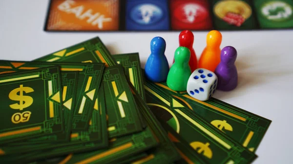 01-09-2020 Minsk, Vitryssland Brädspel Monopol med pengar och plastchips — Stockfoto