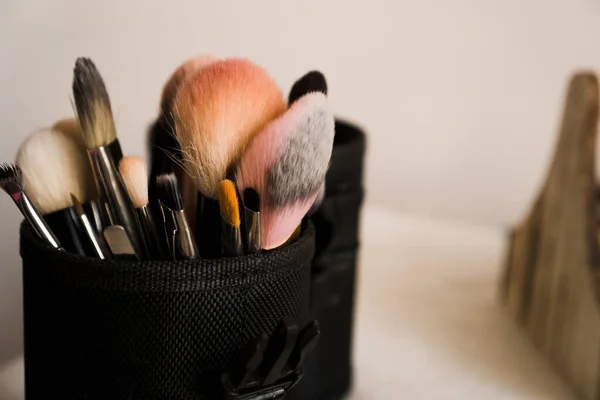 Pinceles de maquillaje en un caso de artista de maquillaje sobre fondo borroso — Foto de Stock