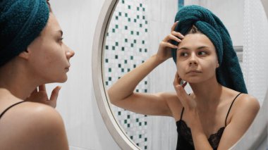 Genç bir kadının cilt sorunu var.