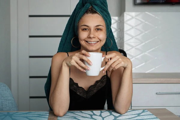 Menina bonita senta-se na cozinha com uma xícara de café. Relaxa. — Fotografia de Stock