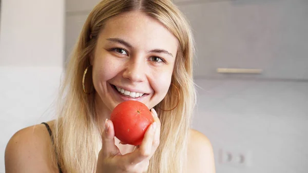 Молодая счастливая женщина с помидорами и улыбкой — стоковое фото