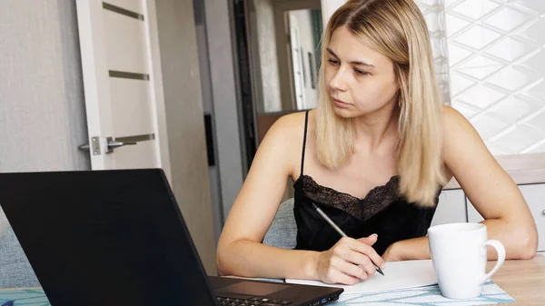 Empresario o estudiante que trabaja o estudia en casa y escribe notas — Foto de Stock