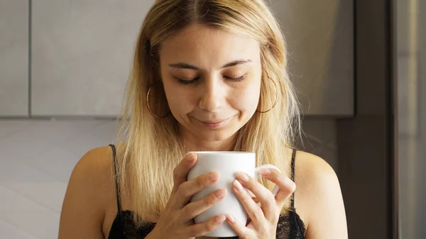 Close up de uma mulher tomando no cheiro de café com os olhos fechados — Fotografia de Stock