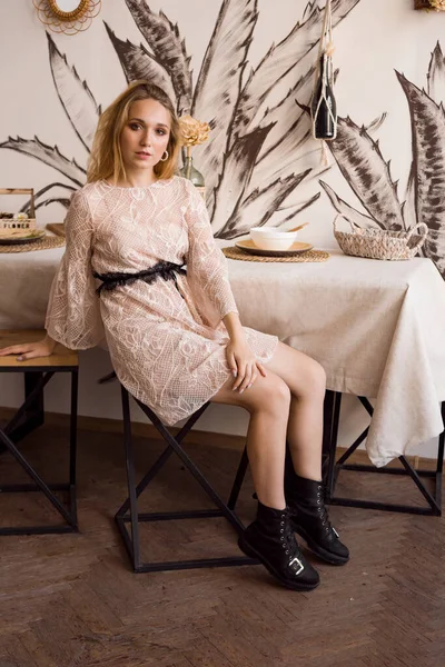 Mutfakta poz veren bir kadın..