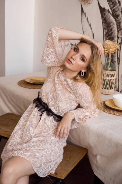 Mujer posando en la cocina en el estilo de campo cálido. —  Fotos de Stock