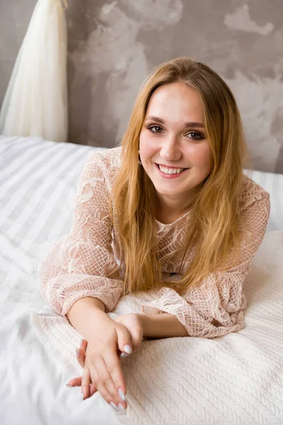 Yatakta yatan bir kadının dikey portresi. İçi aydınlık