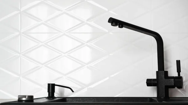 현대식 백색 인테리어 설계의 검은 부엌 싱크대 — 스톡 사진