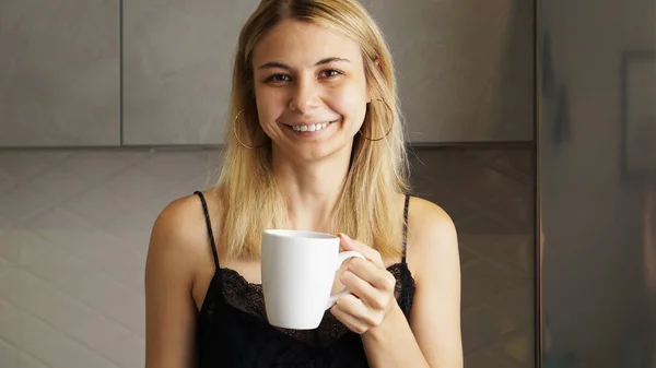 Молода приваблива жінка з чашкою кави — стокове фото