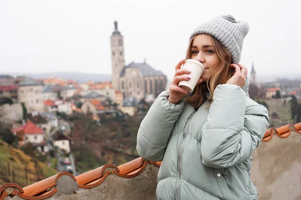 チェコ共和国の町を背景にした女性観光客 – Kutna Hora — ストック写真