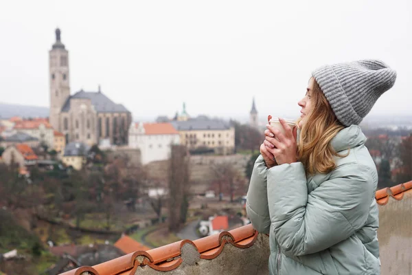 Kobieta turystka na tle miasta w Czechach - Kutna Hora — Zdjęcie stockowe