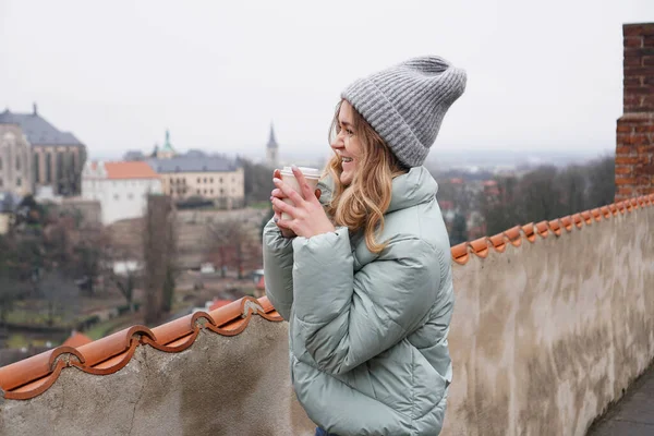 Kobieta turystka na tle miasta w Czechach - Kutna Hora — Zdjęcie stockowe