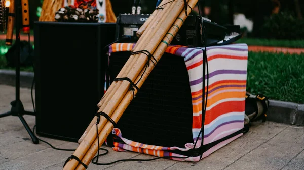 Бамбуковая трубка - народный инструмент в индийском стиле - публичное исполнение — стоковое фото