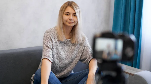 Joven e inteligente. Hermosa mujer joven en ropa casual durante la grabación de vídeo — Foto de Stock