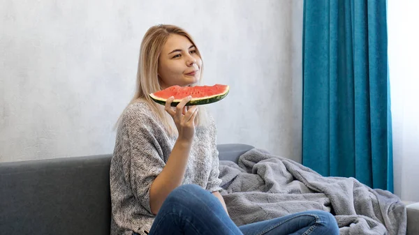 Молодая привлекательная женщина ест арбуз. Женщина дома — стоковое фото