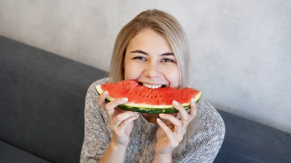 Молодая привлекательная женщина ест арбуз. Женщина дома — стоковое фото