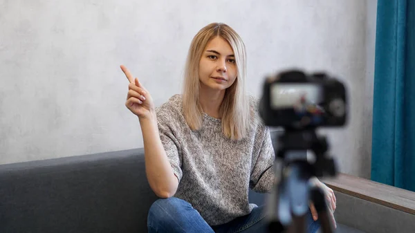 La mujer aparece con una pared gris. Lugar de información — Foto de Stock