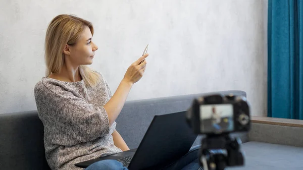 The woman shows with a pen on a gray wall. Place for information — Stock Photo, Image