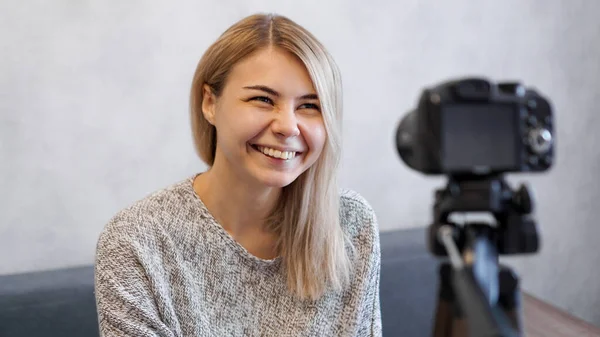 Vidám női blogger felvétel videó — Stock Fotó