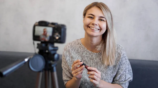 Vlogger fêmea mostrando batom. Blogueiro de beleza em estúdio em casa — Fotografia de Stock