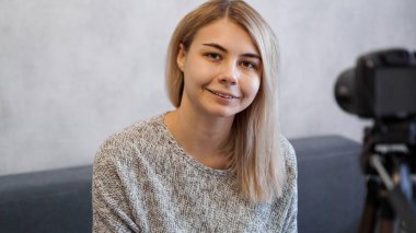 Kanal için çekici popüler vlog kaydedicisi veya webinar