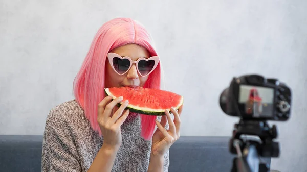 Blogger graba un video sobre la alimentación saludable y sostiene una sandía —  Fotos de Stock