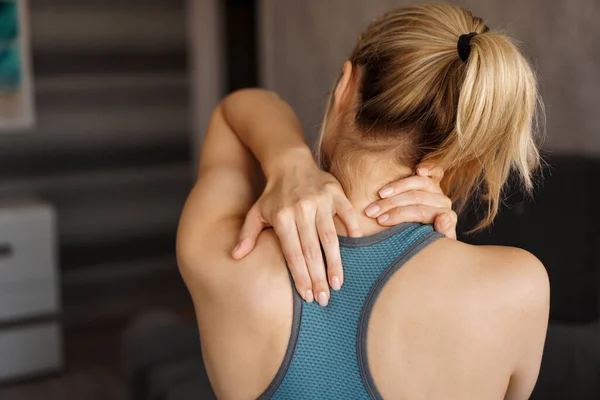 Sportverletzungskonzept. Sportliches Mädchen spürt Schmerzen im Nacken — Stockfoto